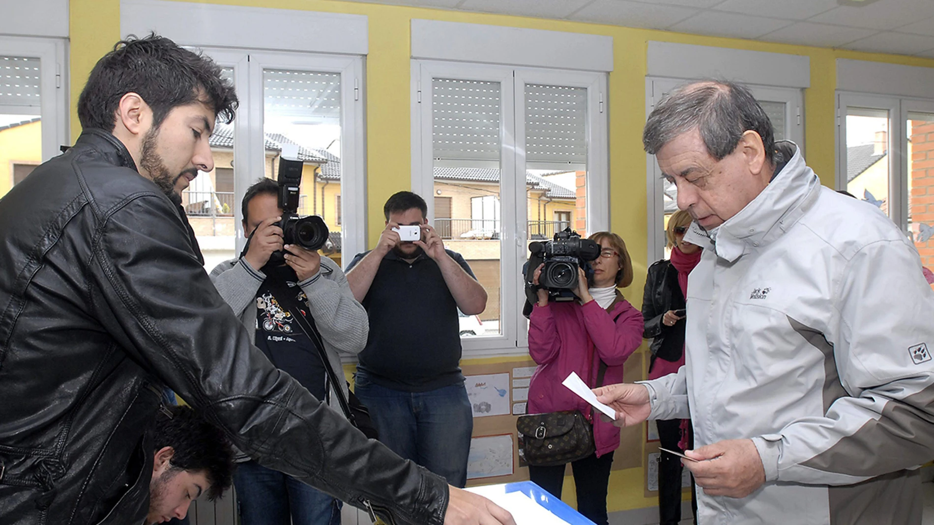 El cabeza de lista de UPyD , Francisco Sosa Wagner, ha ejercido su derecho al voto