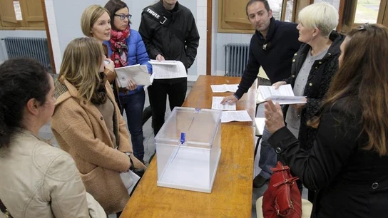 Los componentes de una mesa electoral en Santiago de Compostela. Los componentes de una mesa electoral en Santiago de Compostela.