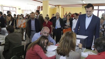 Mariano Rajoy ha ejercido su derecho al voto en el colegio Bernardette de Aravaca 