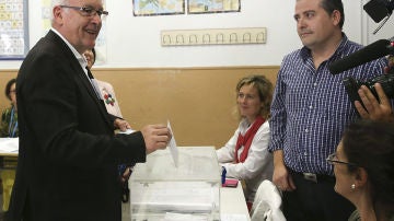 Cayo Lara ha ejercido su derecho al voto en el colegio electoral 