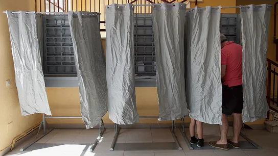 Un padre vota junto a su hijo Un padre vota junto a su hijo