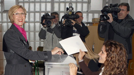 Rosa Díez vota en los comicios al Parlamento Europeo en el colegio electoral Rosa Díez vota en los comicios al Parlamento Europeo en el colegio electoral
