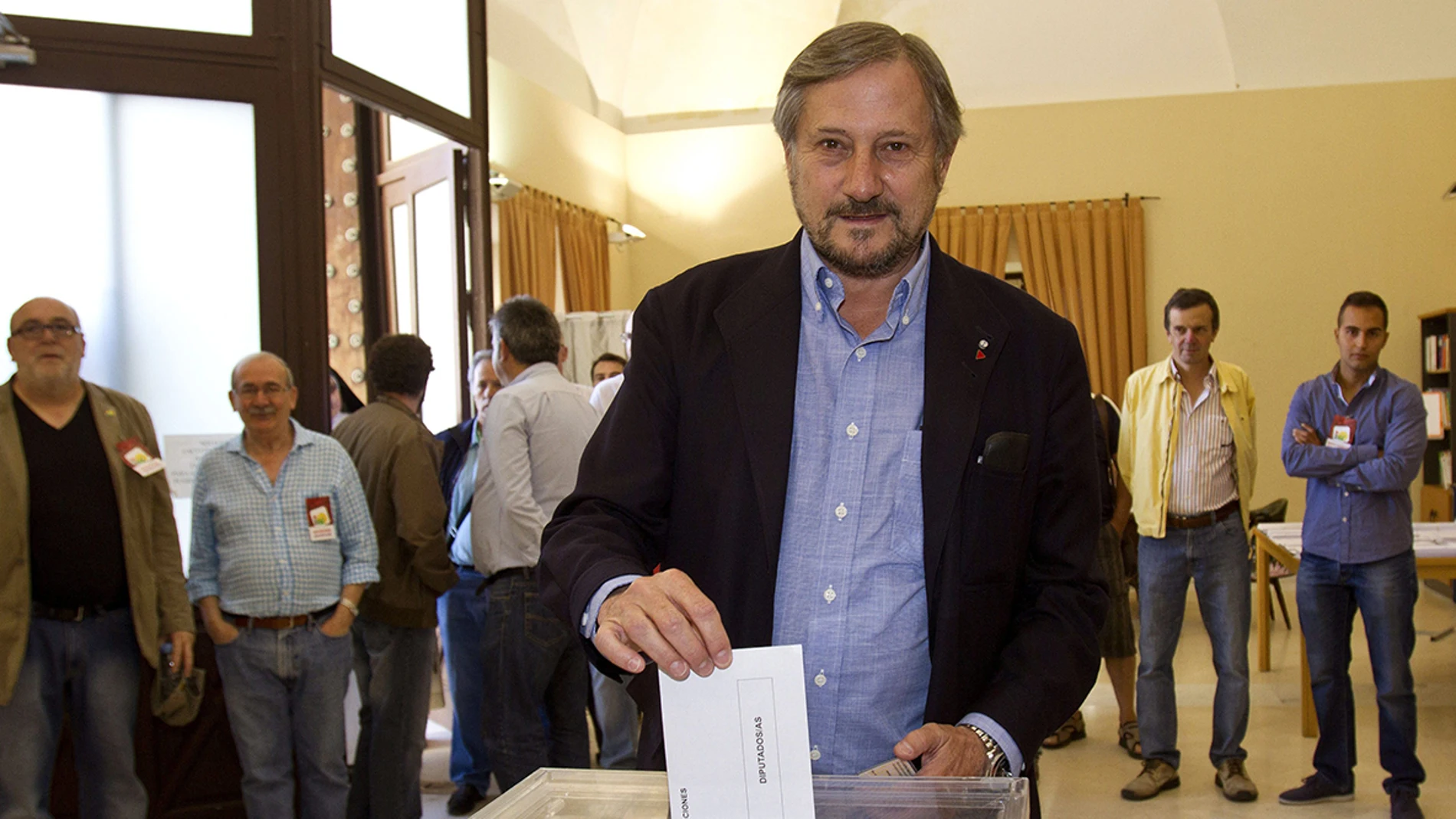El candidato de IU al Parlamento Europeo, Willy Meyer ha ejercido su derecho al voto