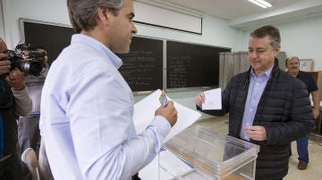 El lehendakari, Iñigo Urkullu, vota en las elecciones europeas