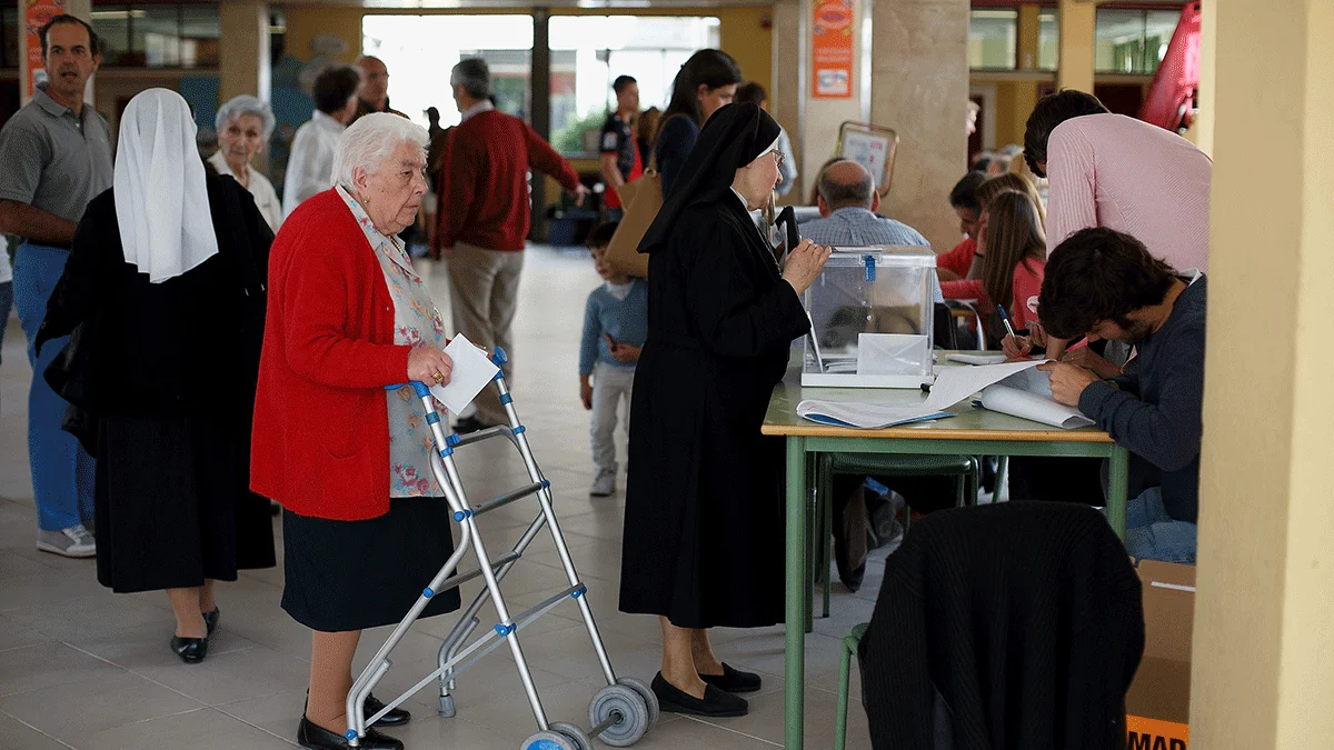 Una monja vota en la mesa electoral