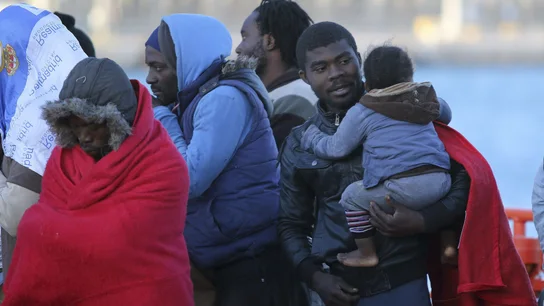 Trece inmigrantes han sido rescatados en una patera en el puerto de Ceuta Trece inmigrantes han sido rescatados en una patera en el puerto de Ceuta