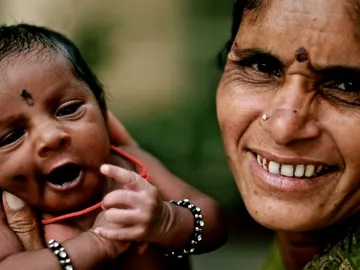 Un niño bostezando Un niño bostezando