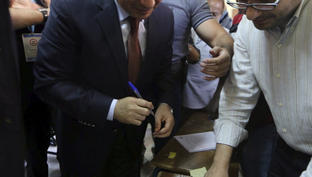 Abdelfatah al Sisi (c-d) acude a un colegio electoral para ejercer su derecho al voto