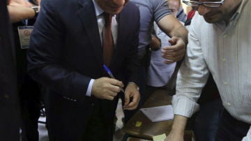 Abdelfatah al Sisi (c-d) acude a un colegio electoral para ejercer su derecho al voto