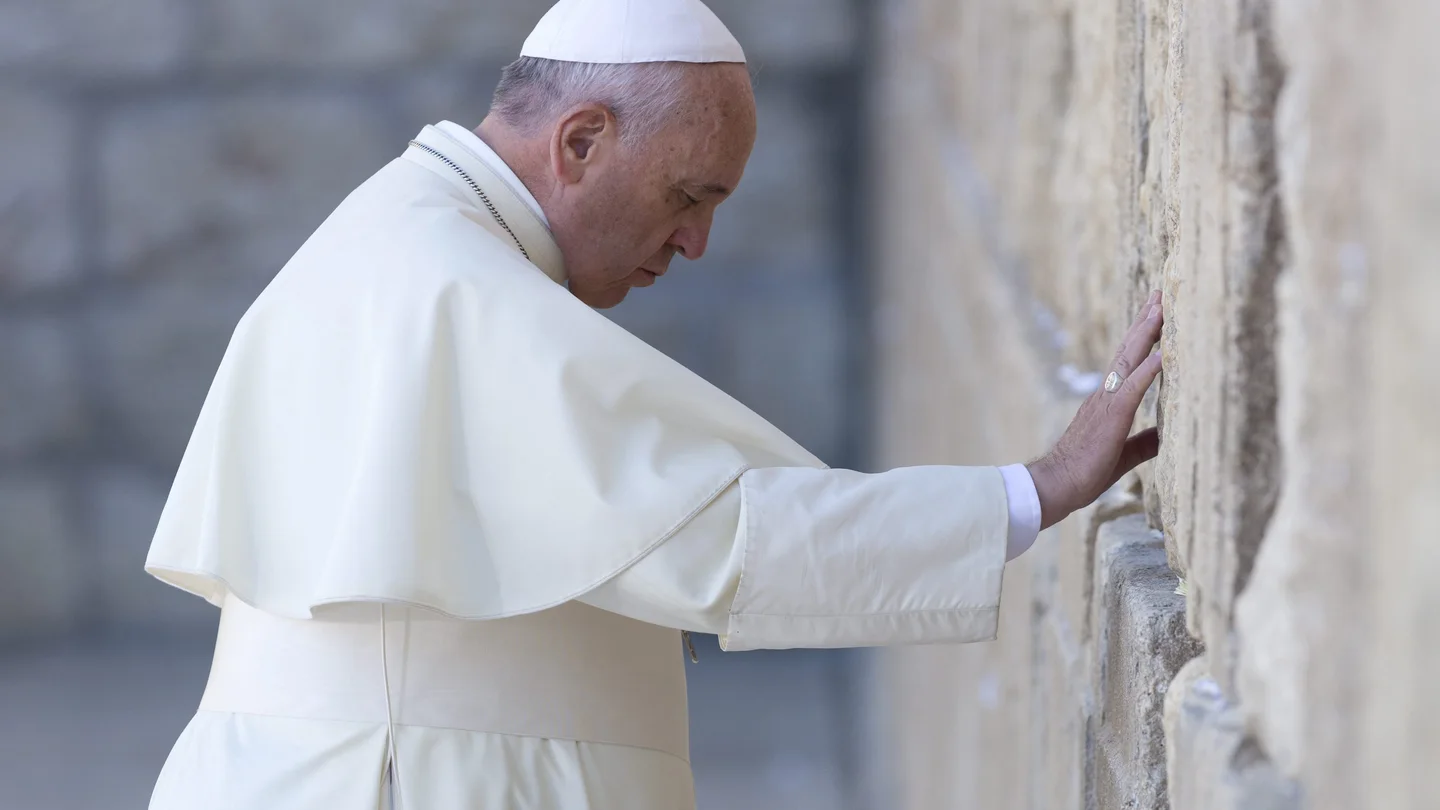 El papa Francisco reza en el muro de las Lamentaciones El papa Francisco reza en el muro de las Lamentaciones