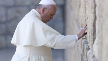 El papa Francisco reza en el muro de las Lamentaciones