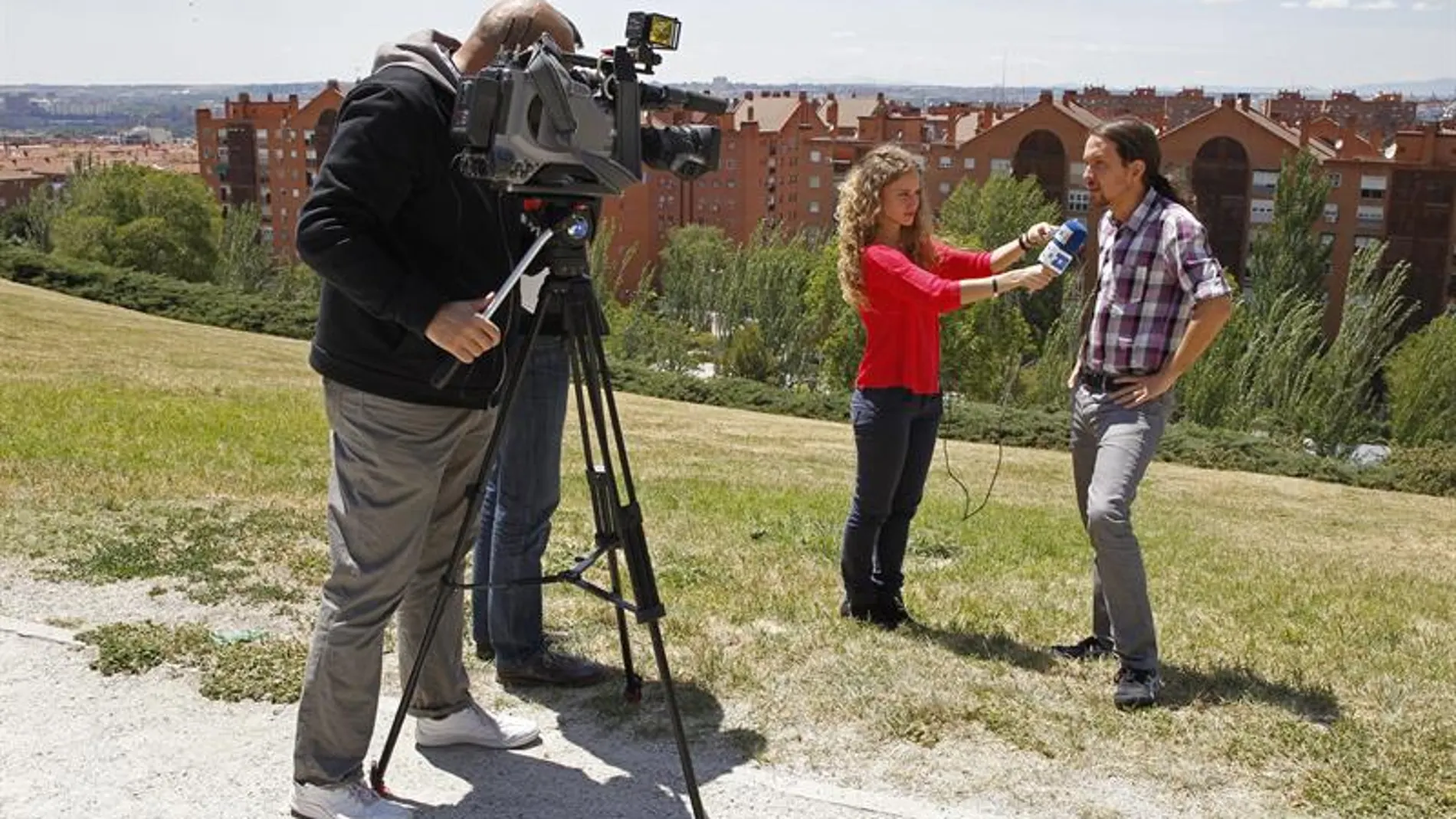 Pablo Iglesias durante una entrevista en un parque