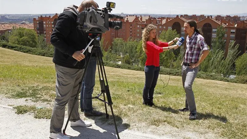 Pablo Iglesias durante una entrevista en un parque