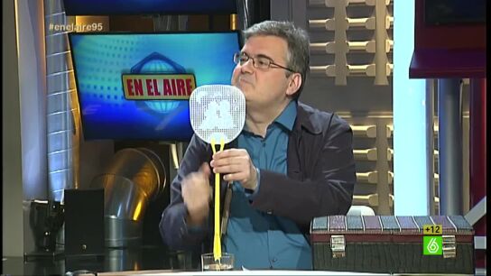 Sergi P&agrave;mies y su matamoscas