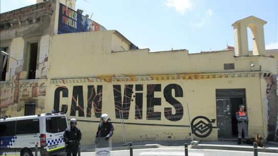 Agentes de la Guardia Urbana vigila el acceso a Can Vies
