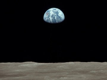 Imagen de una Tierra casi llena vista desde la Luna