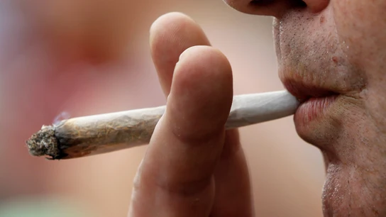 Imagen de archivo de un hombre fumando cannabis Imagen de archivo de un hombre fumando cannabis