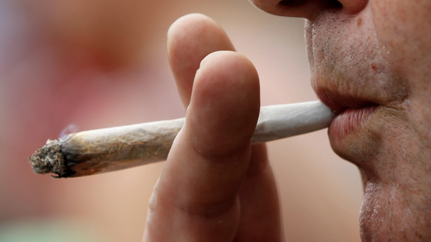 Imagen de archivo de un hombre fumando cannabis Imagen de archivo de un hombre fumando cannabis