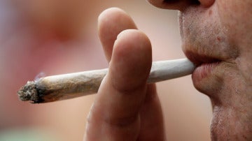 Imagen de archivo de un hombre fumando cannabis