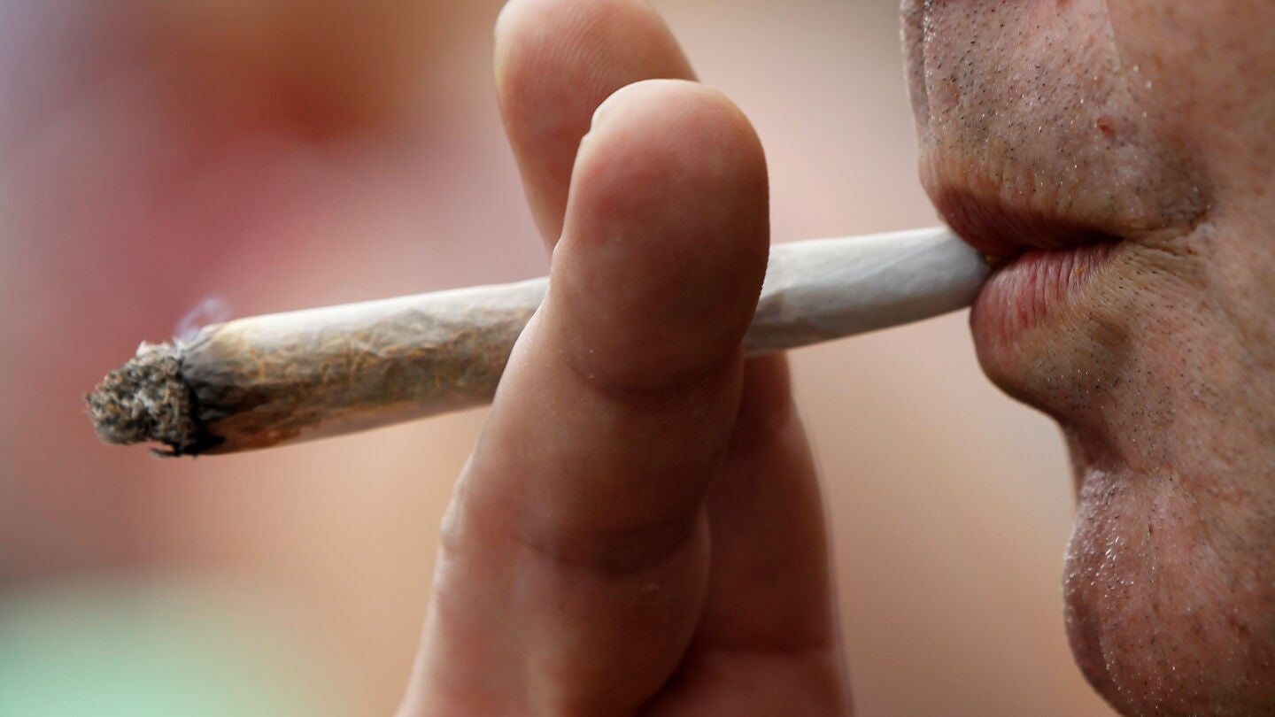 Imagen de archivo de un hombre fumando cannabis