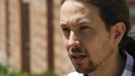 Pablo Iglesias responde a las preguntas de una entrevista Pablo Iglesias responde a las preguntas de una entrevista