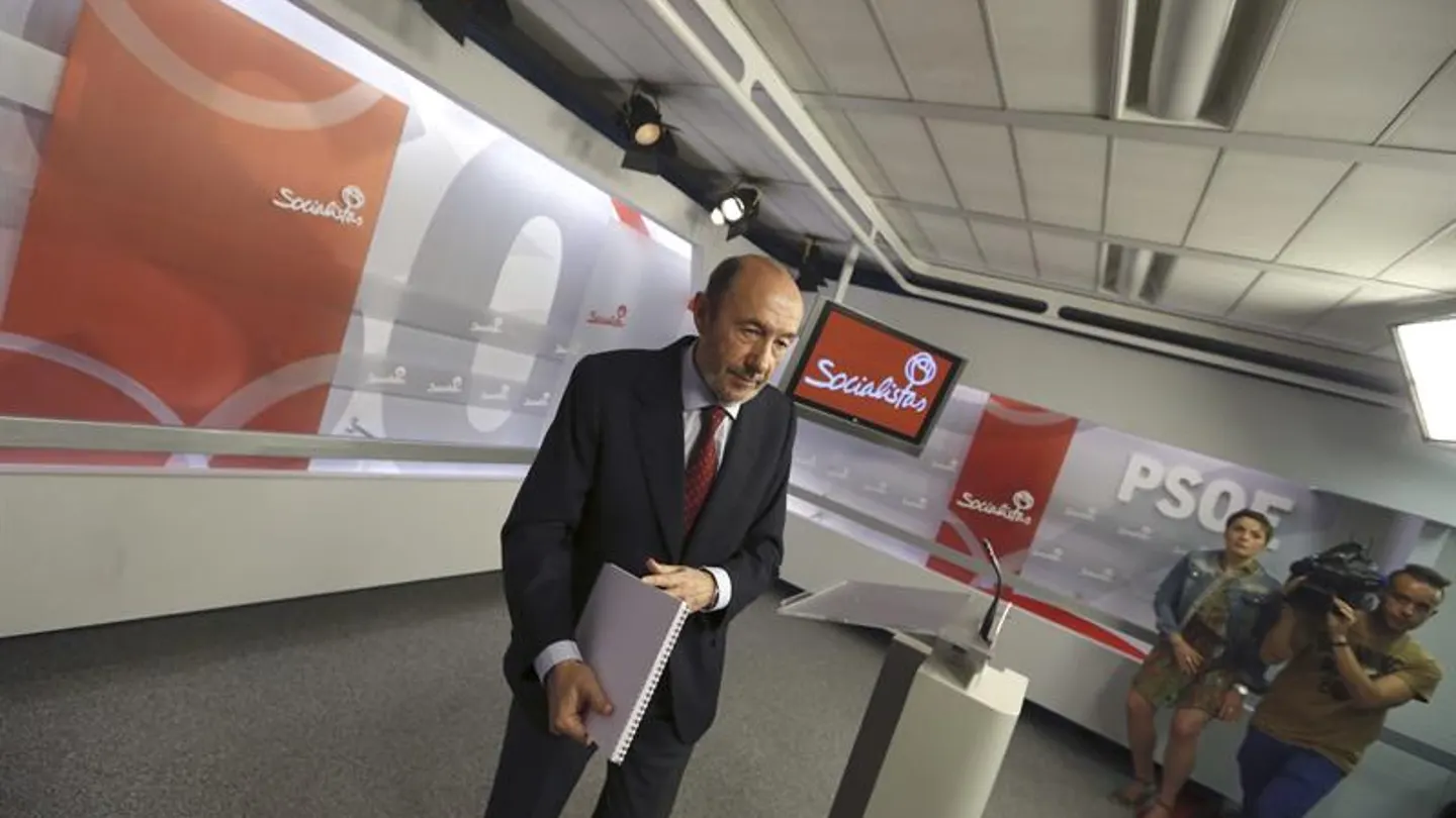 Alfredo Pérez Rubalcaba se dirge a los medios de comunicación Alfredo Pérez Rubalcaba se dirge a los medios de comunicación