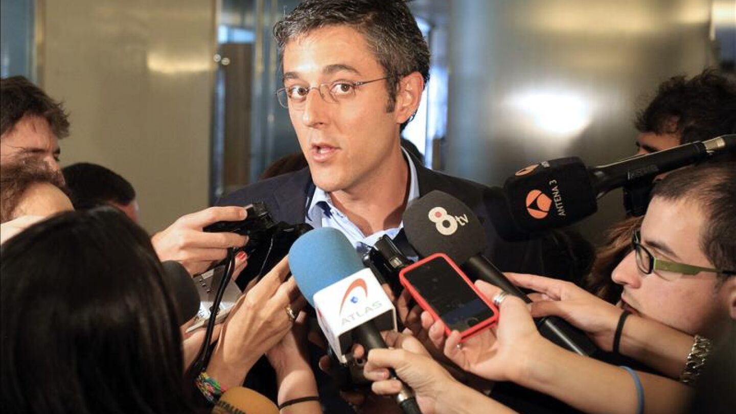Eduardo Madina habla con los medios de comunicaci&oacute;n