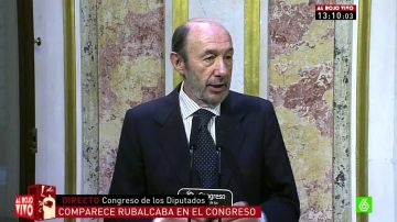 Alfredo Pérez Rubalcaba se dirige a los medios en el Congreso