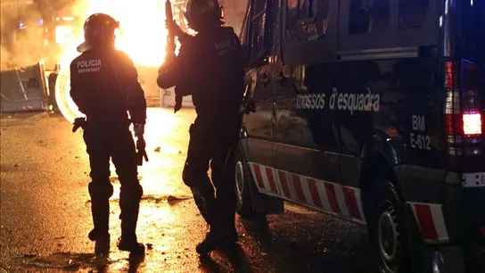 Dos Mossos d' Esquadra se preparan para cargar Dos Mossos d' Esquadra se preparan para cargar
