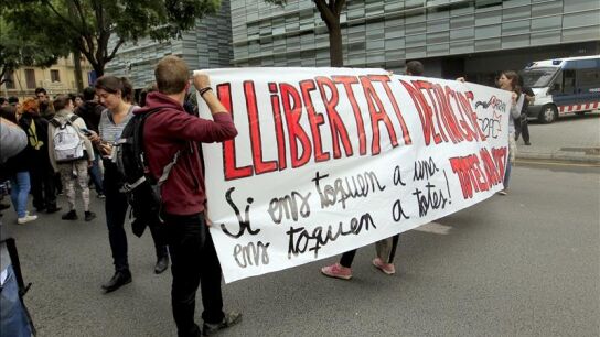 J&oacute;venes piden la libertad de los detenidos en los disturbios de 'Can Vies'.