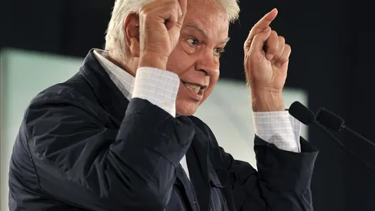Felipe González se dirige a sus interlocutores en un acto Felipe González se dirige a sus interlocutores en un acto
