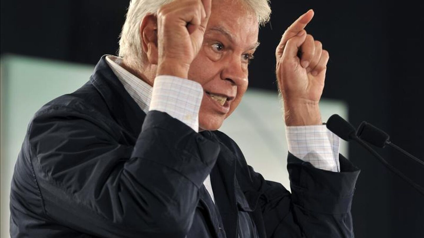 Felipe Gonz&aacute;lez se dirige a sus interlocutores en un acto