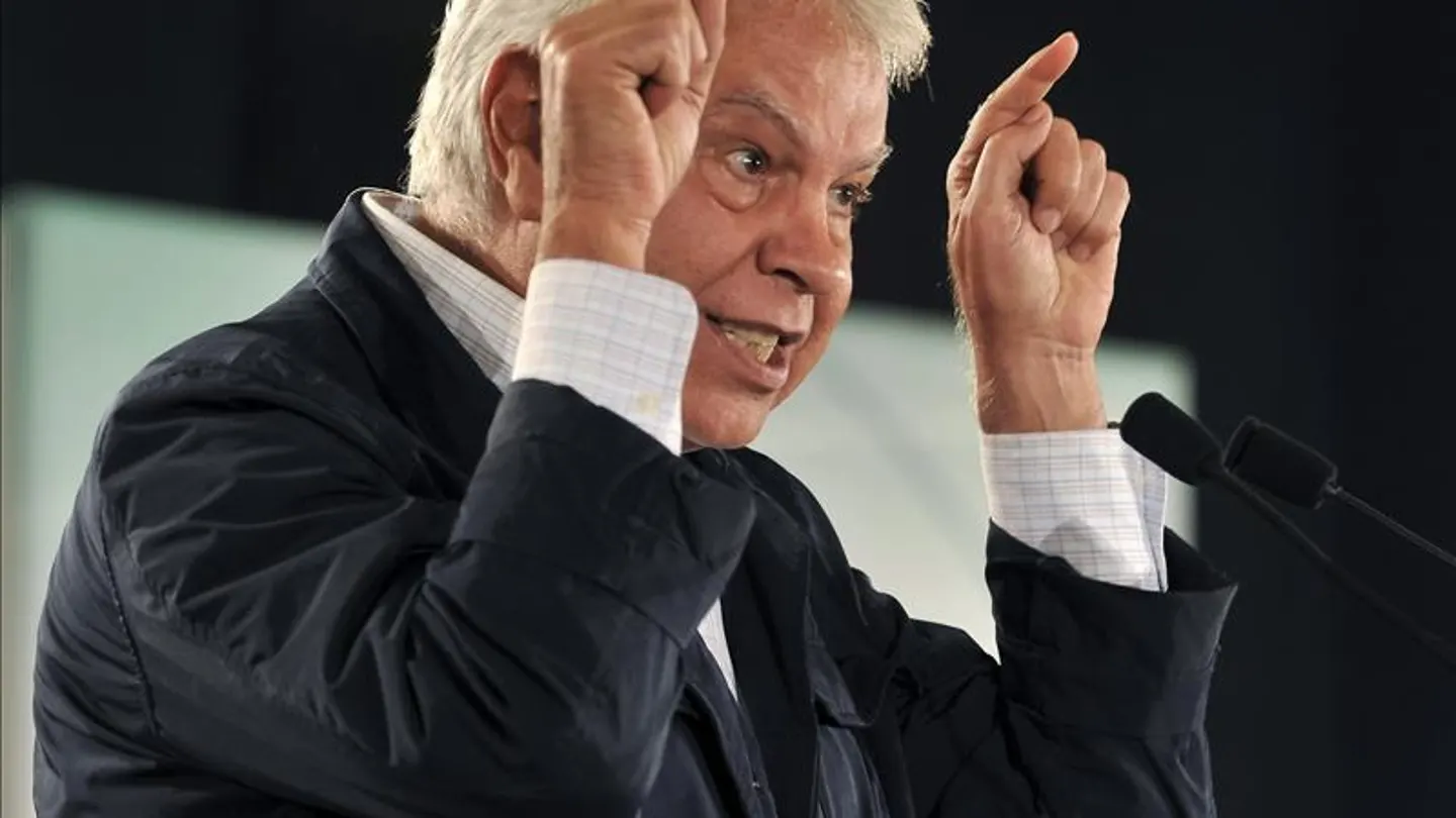 Felipe González se dirige a sus interlocutores en un acto Felipe González se dirige a sus interlocutores en un acto