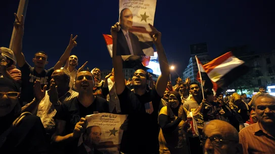 Personas celebran en la plaza de Tahrir, en El Cairo, la victoria de Al Sisi Personas celebran en la plaza de Tahrir, en El Cairo, la victoria de Al Sisi