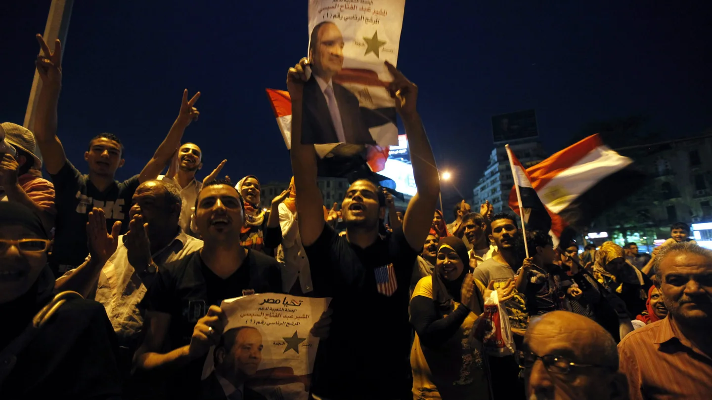 Personas celebran en la plaza de Tahrir, en El Cairo, la victoria de Al Sisi Personas celebran en la plaza de Tahrir, en El Cairo, la victoria de Al Sisi