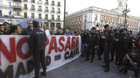Efectivos de la policía ante los concentrados Efectivos de la policía ante los concentrados
