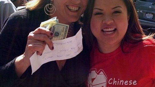 Dos afortunadas que encontraron un sobre con dinero