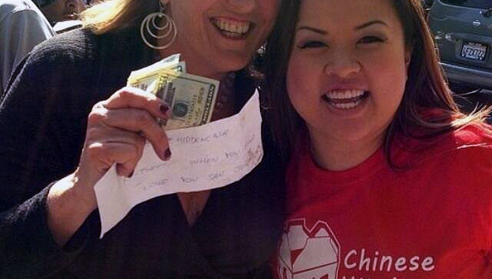 Dos afortunadas que encontraron un sobre con dinero