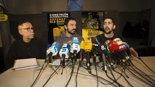 Portavoces del colectivo de Can Vies y el representante de la Asamblea de Vecinos de Sants Portavoces del colectivo de Can Vies y el representante de la Asamblea de Vecinos de Sants