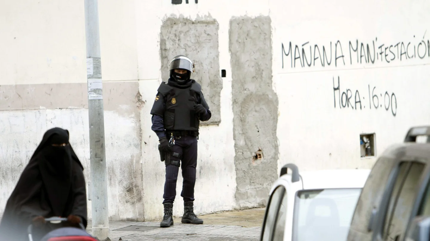 Un agente de Policía durante una operación en Melilla Un agente de Policía durante una operación en Melilla