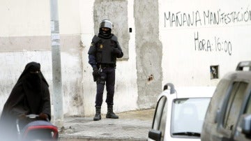 Un agente de Policía durante una operación en Melilla