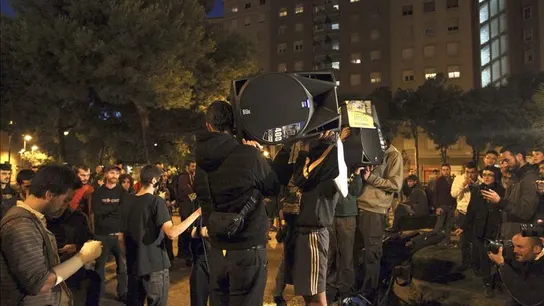 Unas 300 personas participan en una nueva cacerolada por desalojo de Can Vies Unas 300 personas participan en una nueva cacerolada por desalojo de Can Vies