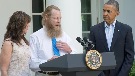 El presidente de Estados Unidos, Barack Obama, habla ante la prensa mientras es observado por los padres del sargento Bowe Bergdahl El presidente de Estados Unidos, Barack Obama, habla ante la prensa mientras es observado por los padres del sargento Bowe Bergdahl