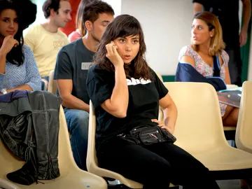 Eli habla por teléfono Eli habla por teléfono