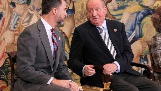 El rey Juan carlos y su hijo Felipe El rey Juan carlos y su hijo Felipe