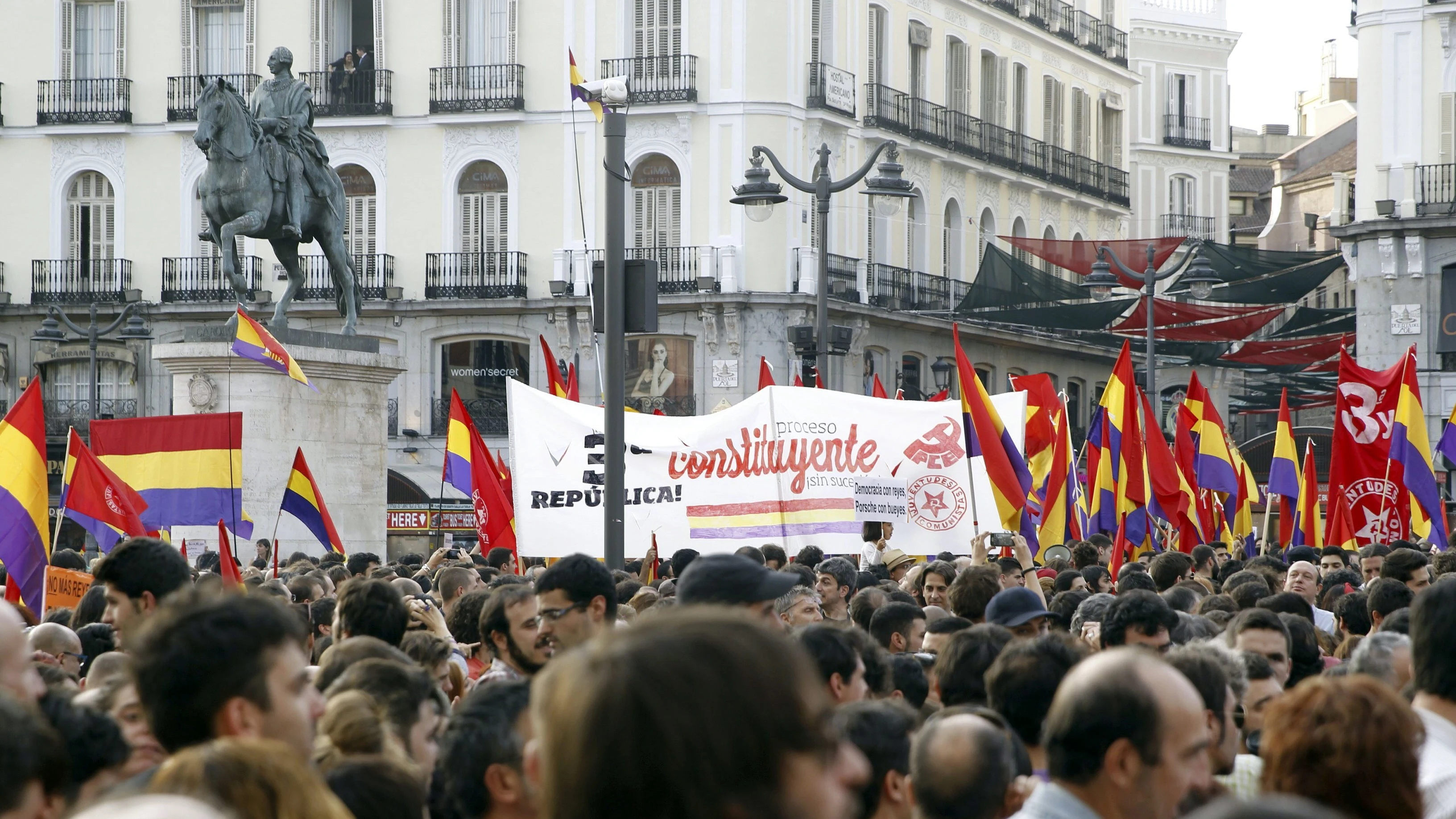 Miles de personas se manifiestan en Sol