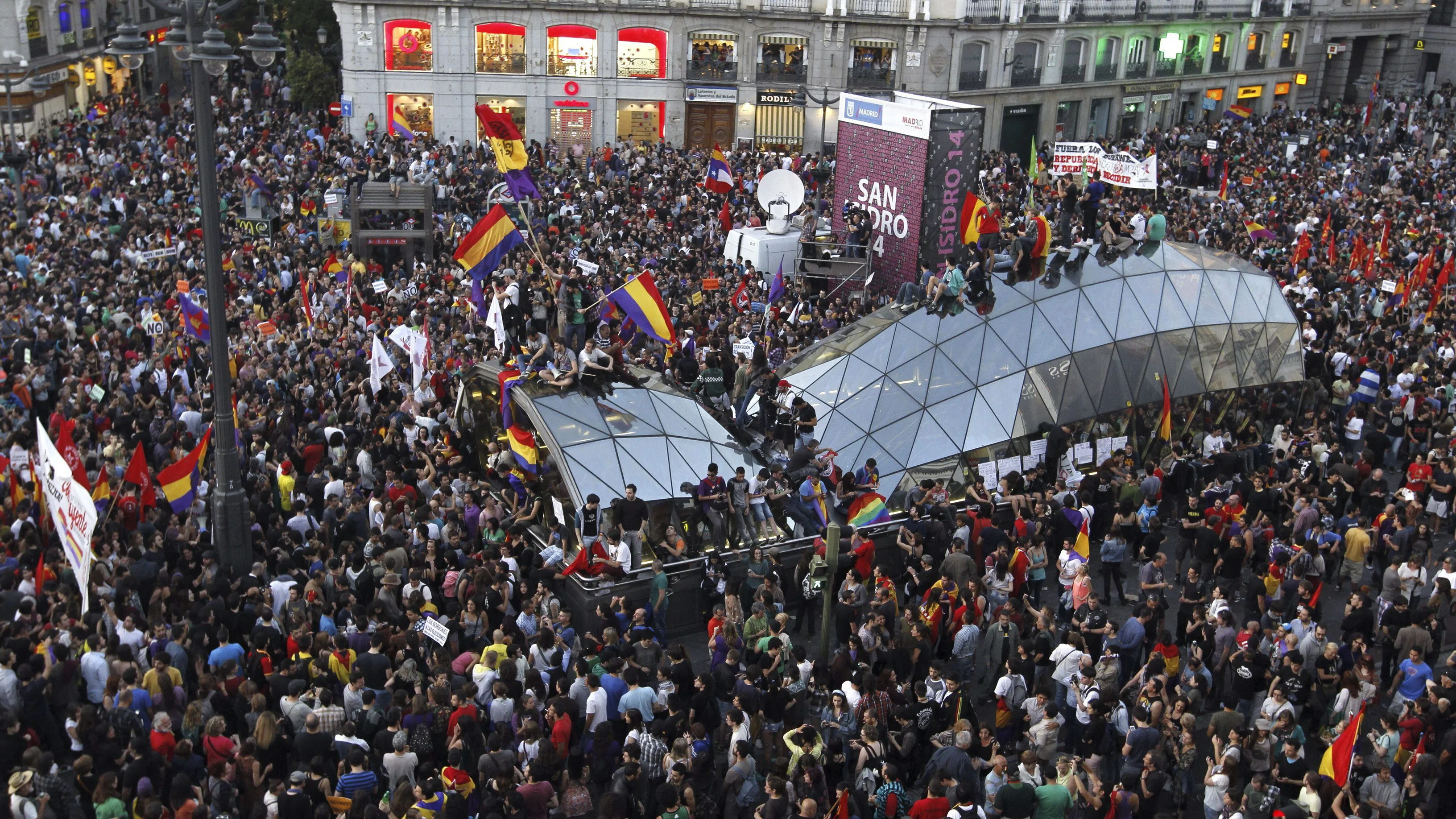 Concentración multitudinaria a favor de la República en la puerta del Sol