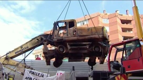 Retiran la excavadora que ardi&oacute; en los incidentes de Can Vies