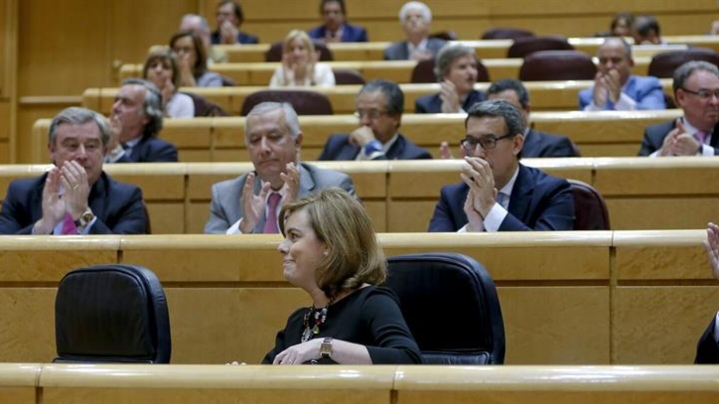 Soraya S&aacute;enz de Santamar&iacute;a, en la sesi&oacute;n de control al Gobierno en el pleno del Senado