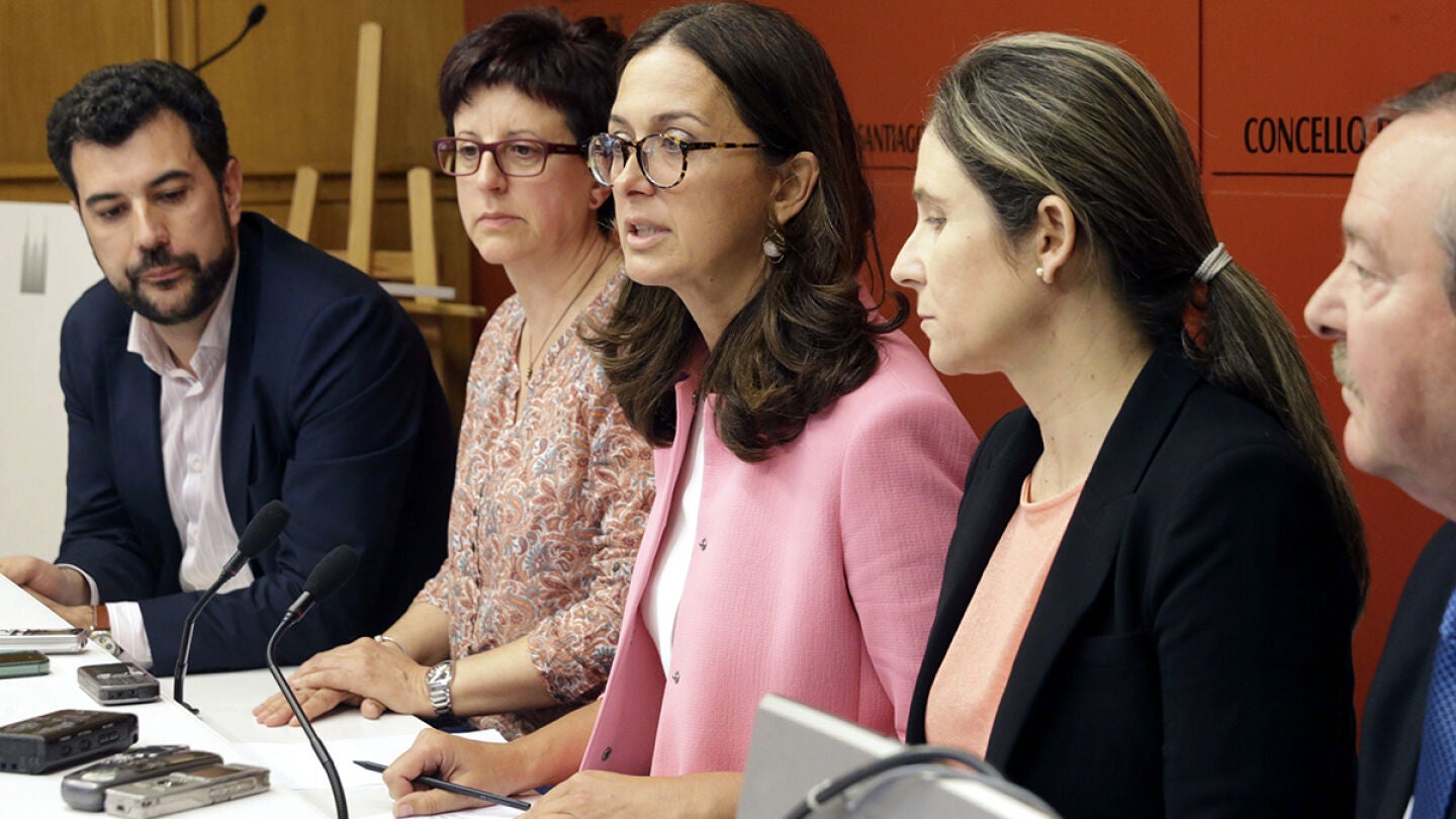 Los concejales de Santiago, durante la rueda de prensa tras presentar su dimisi&oacute;n